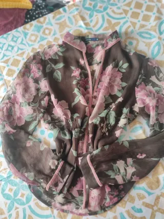 Blusa Cortefiel floral negra y rosa