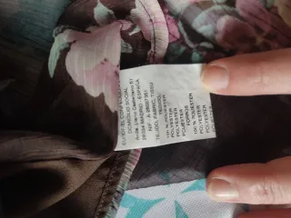 Blusa Cortefiel floral negra y rosa