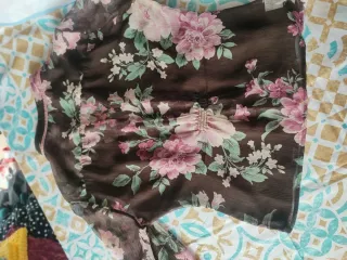 Blusa Cortefiel floral negra y rosa