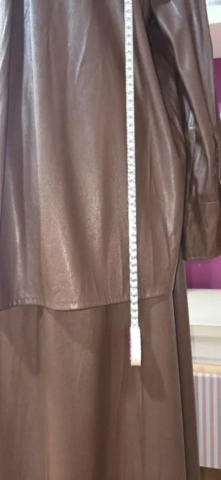 Conjunto vestido polipiel marrón Jot y sobrecamisa