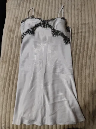 Camisón lencero plateado con encaje negro