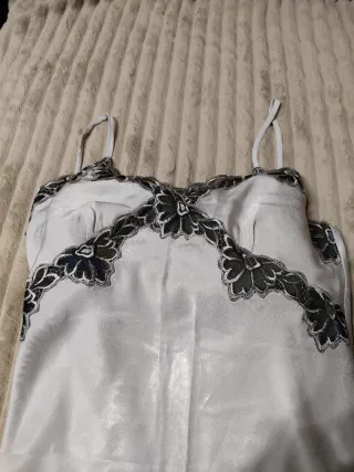 Camisón lencero plateado con encaje negro