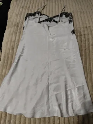 Camisón lencero plateado con encaje negro