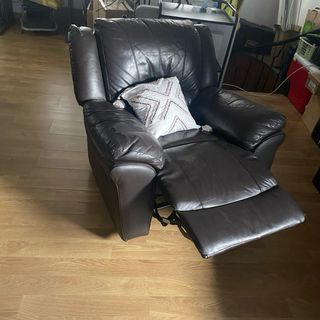 Sofá reclinable cuero muebles IKEA mesita centro