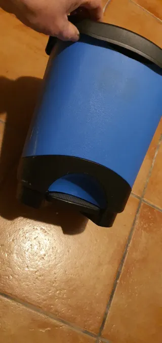 Pattumiera blu con coperchio nero, circa 10L