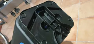 Pattumiera blu con coperchio nero, circa 10L