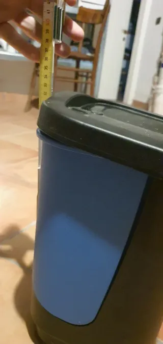 Pattumiera blu con coperchio nero, circa 10L