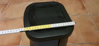 Pattumiera blu con coperchio nero, circa 10L