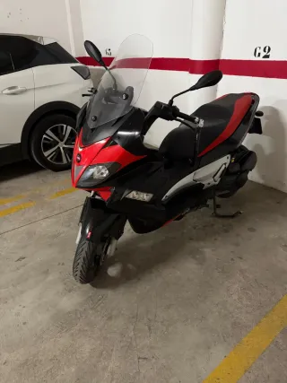 Maxiscooter Aprilia 125cv Roja y Negra