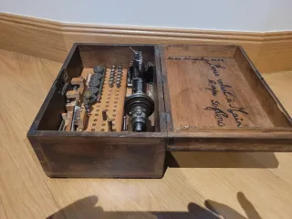 Torno de relojero antiguo con accesorios