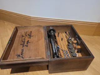 Torno de relojero antiguo con accesorios