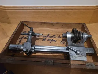 Torno de relojero antiguo con accesorios