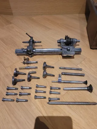 Torno de relojero antiguo con accesorios