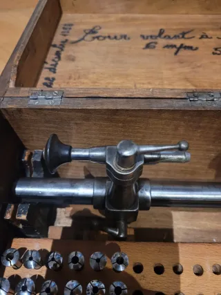 Torno de relojero antiguo con accesorios