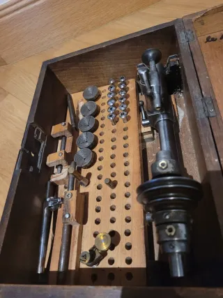 Torno de relojero antiguo con accesorios