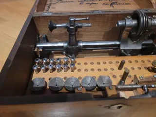 Torno de relojero antiguo con accesorios
