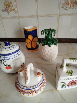 Lote de cerámica: azucarero, jarra, piña y plancha