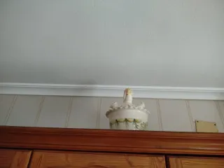 Lote de cerámica: azucarero, jarra, piña y plancha