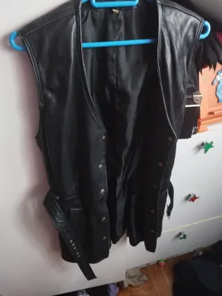 Chaleco de cuero negro