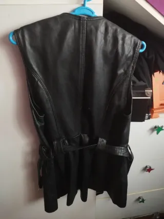Chaleco de cuero negro
