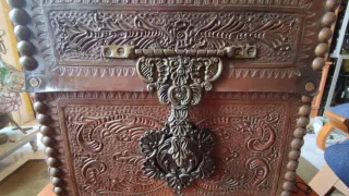 Antiguo baúl de madera y cuero repujado