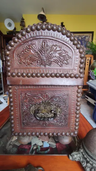 Antiguo baúl de madera y cuero repujado