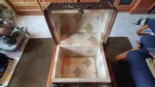 Antiguo baúl de madera y cuero repujado