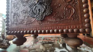 Antiguo baúl de madera y cuero repujado