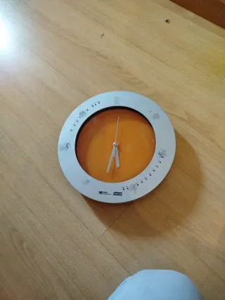Reloj de pared redondo naranja