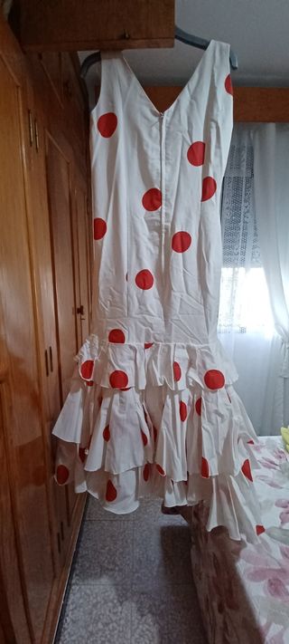 Traje de flamenca blanco con lunares rojos
