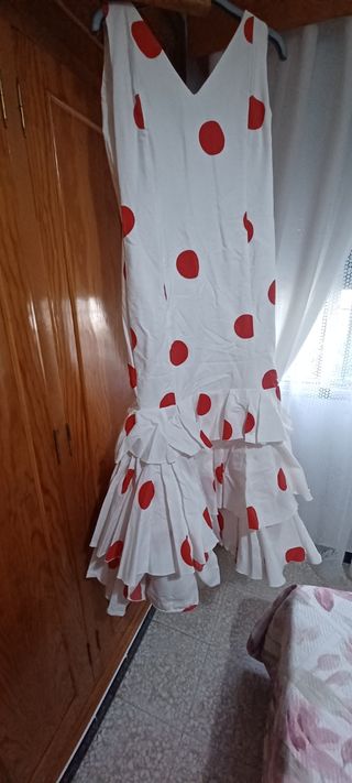 Traje de flamenca blanco con lunares rojos