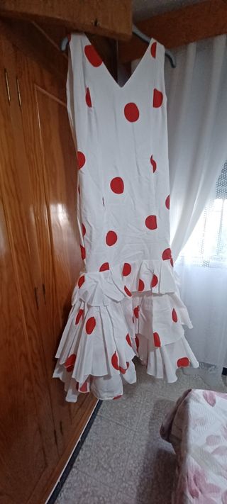 Traje de flamenca blanco con lunares rojos