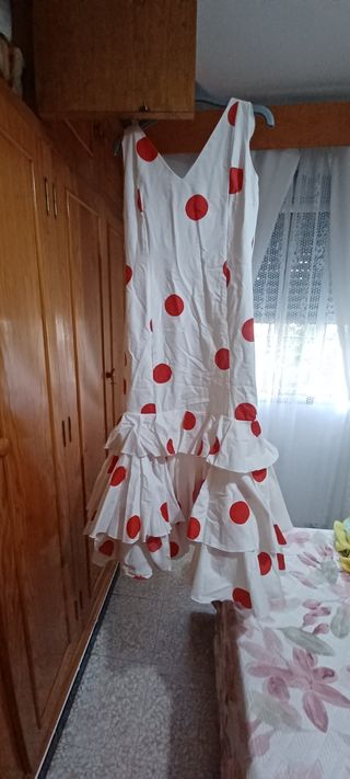 Traje de flamenca blanco con lunares rojos