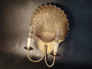 Antiguo aplique de pared concha dorado