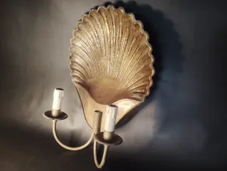 Antiguo aplique de pared concha dorado