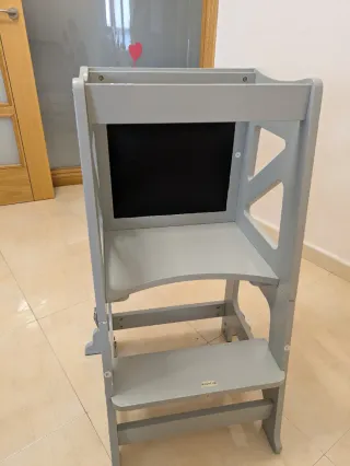 Torre de aprendizaje gris con pizarra convertible