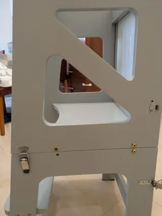 Torre de aprendizaje gris con pizarra convertible