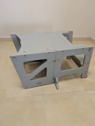 Torre de aprendizaje gris con pizarra convertible