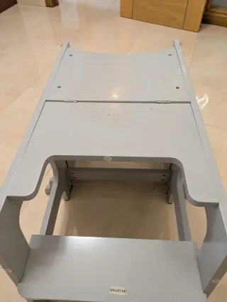 Torre de aprendizaje gris con pizarra convertible