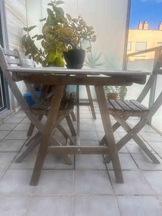 Mesa y 3 sillas balcón Ikea madera.