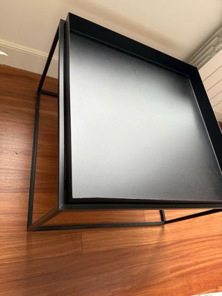 Mesa auxiliar cuadrada negra de metal
