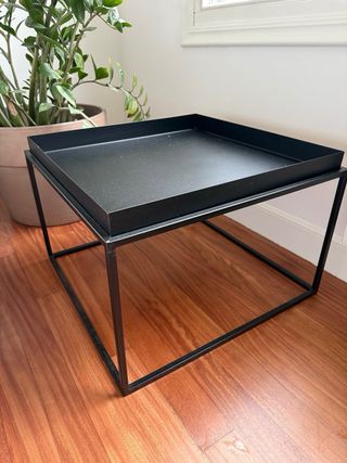 Mesa auxiliar cuadrada negra de metal