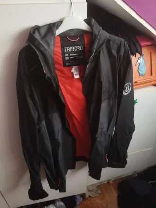 Chubasquero Tribord Negro y Rojo