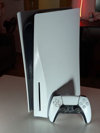 Playstation 5 (PS5) con mando y cables