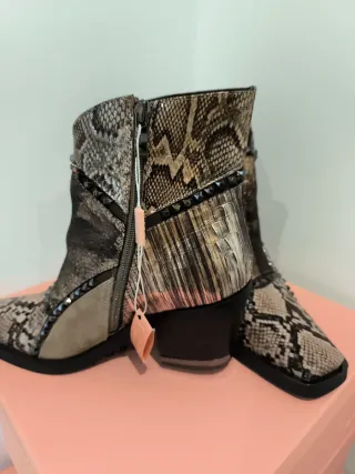 Botines Alma en Pena Beige y Dorado