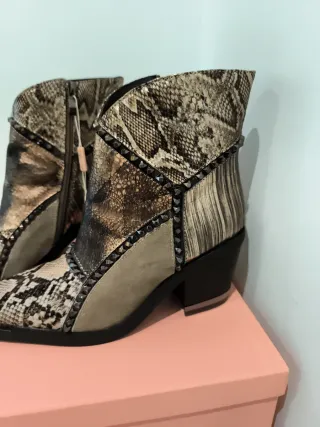 Botines Alma en Pena Beige y Dorado