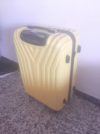 Maleta amarilla de viaje