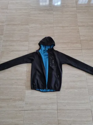 Chaqueta de montaña negra con forro azul