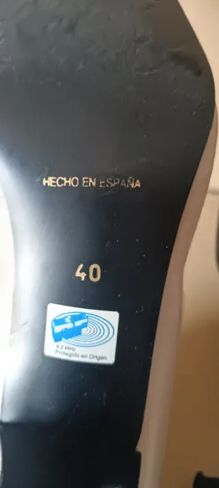 Zapatos de piel beige con flecos