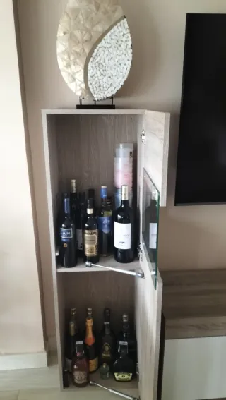 Mueble de comedor y vitrina madera y cristal.